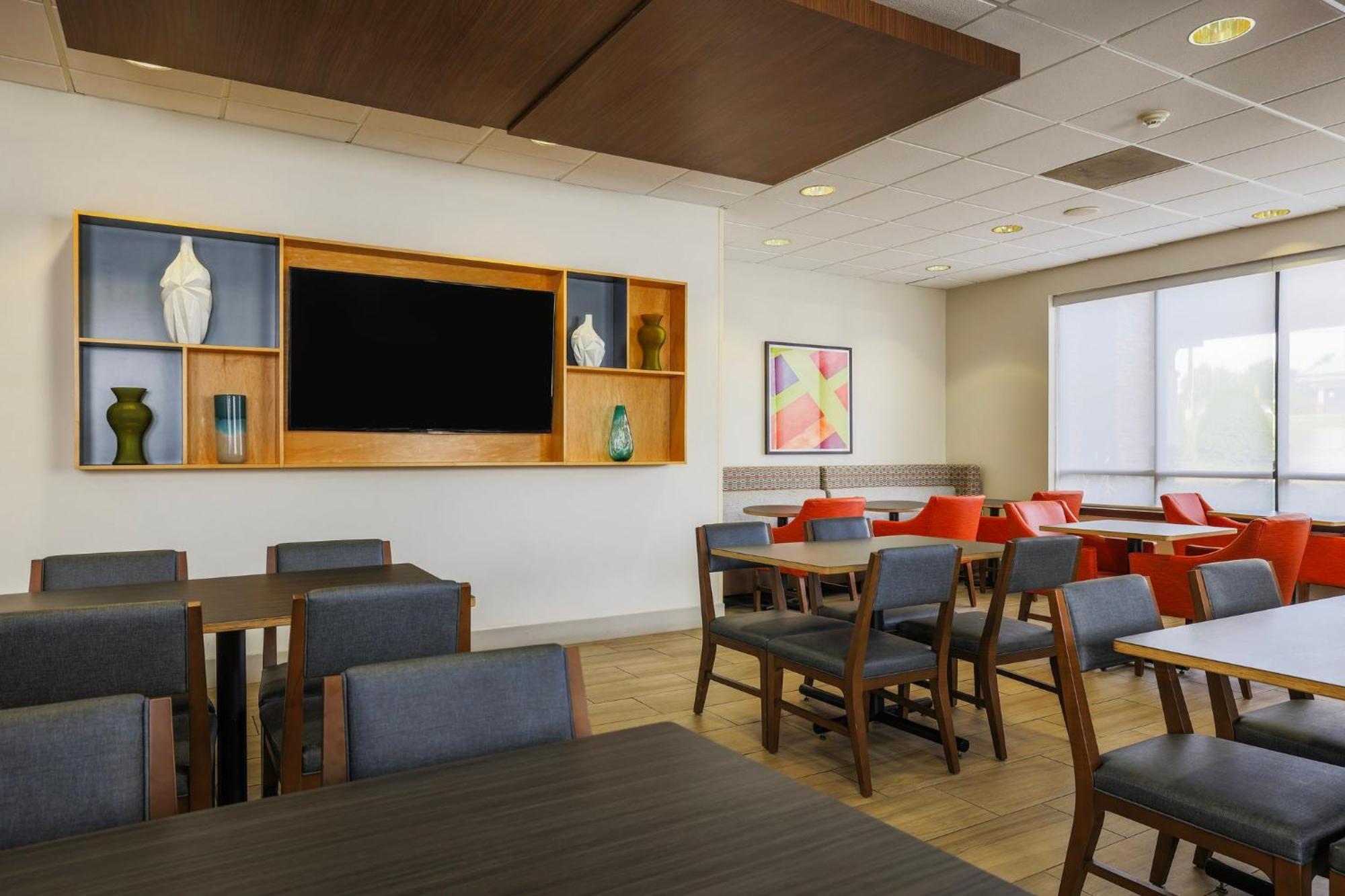 Holiday Inn Express Burlington By Ihg Eksteriør billede