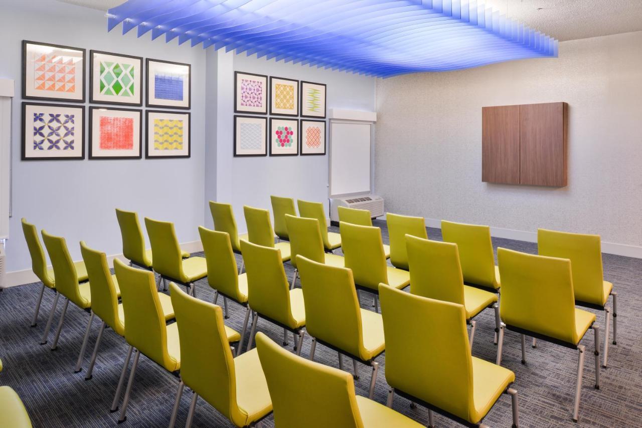 Holiday Inn Express Burlington By Ihg Eksteriør billede