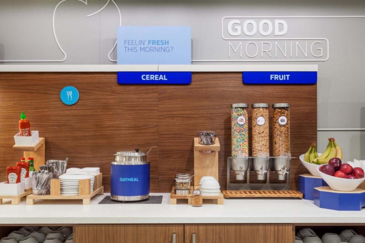 Holiday Inn Express Burlington By Ihg Eksteriør billede