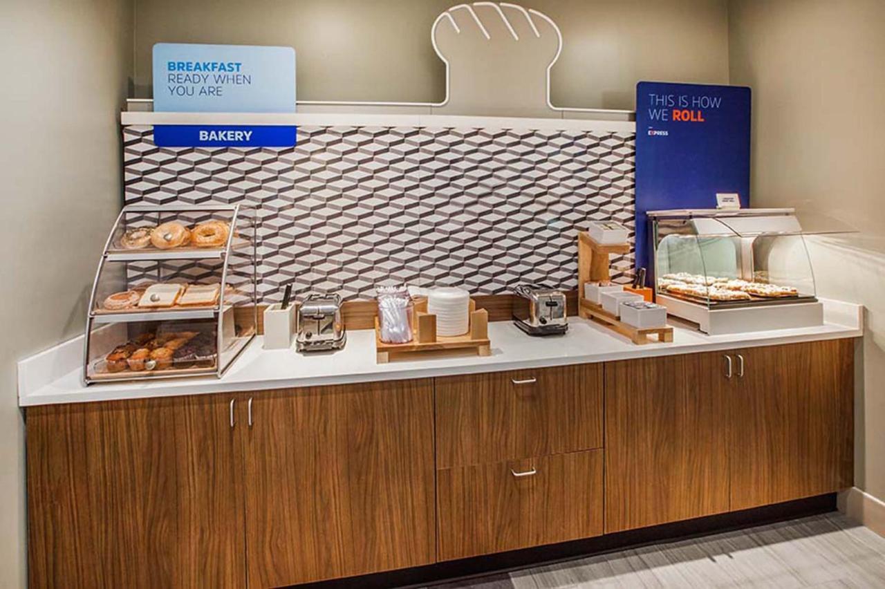 Holiday Inn Express Burlington By Ihg Eksteriør billede